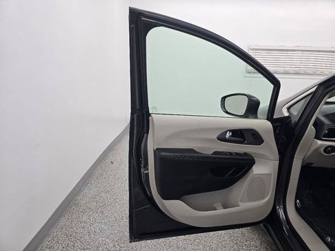 Used 2022 Chrysler Pacifica Touring-L FWD image 27