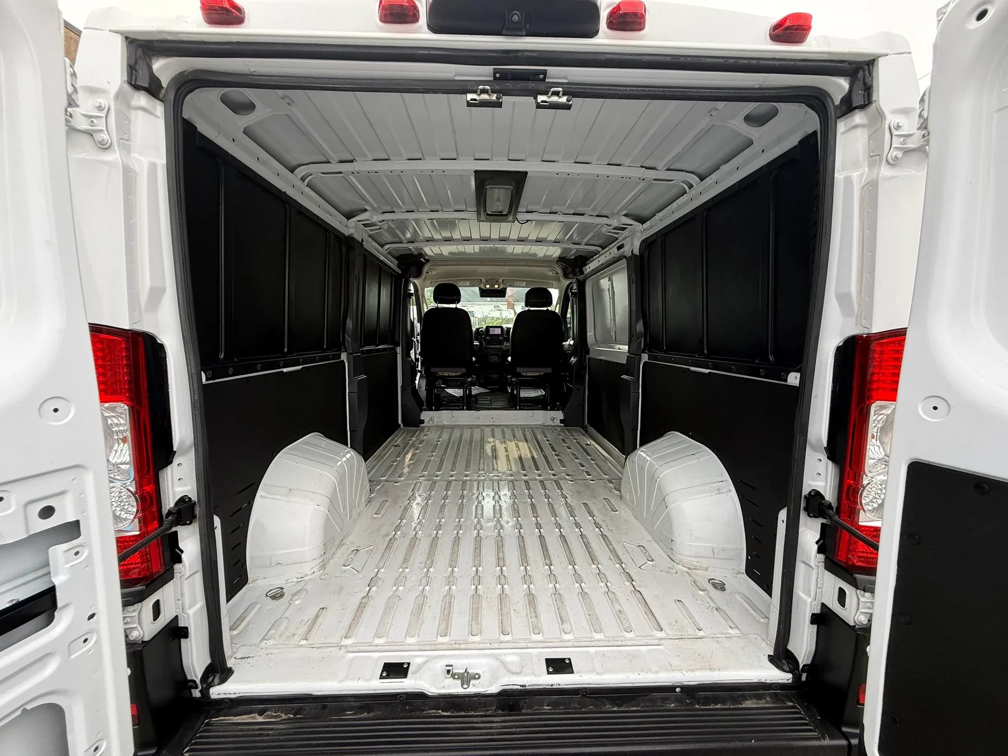 Used 2025 RAM ProMaster 2500 w/ Convenience Group FWD image 12