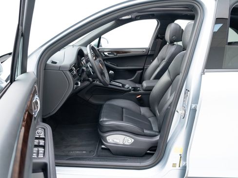 Certified 2025 Porsche Macan AWD/4WD image 17