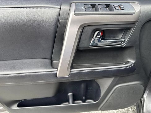 Used 2017 Toyota 4Runner SR5 AWD/4WD image 19