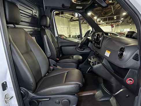 Used 2025 Mercedes-Benz Sprinter 2500 image 12