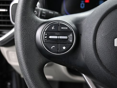 Used 2025 Kia Soul LX w/ LX Technology Package FWD image 14