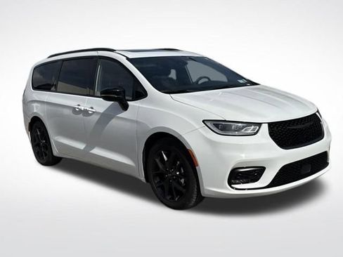 Used 2025 Chrysler Pacifica Limited image 9