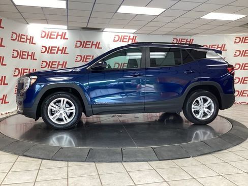 Used 2022 GMC Terrain SLE w/ Driver Convenience Package FWD image 4