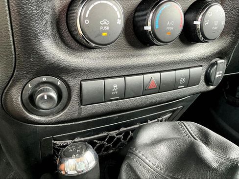 Used 2017 Jeep Wrangler Unlimited Sahara w/ Connectivity Group AWD/4WD image 37