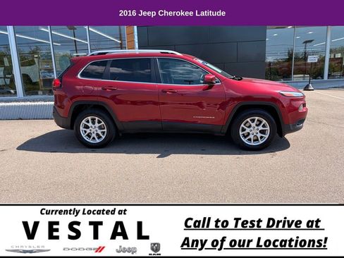 Used 2016 Jeep Cherokee Latitude AWD/4WD image 5