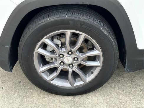 Used 2022 GMC Terrain SLT w/ Tech Package FWD image 11
