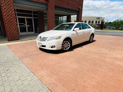 Used 2010 Toyota Camry LE FWD image 3