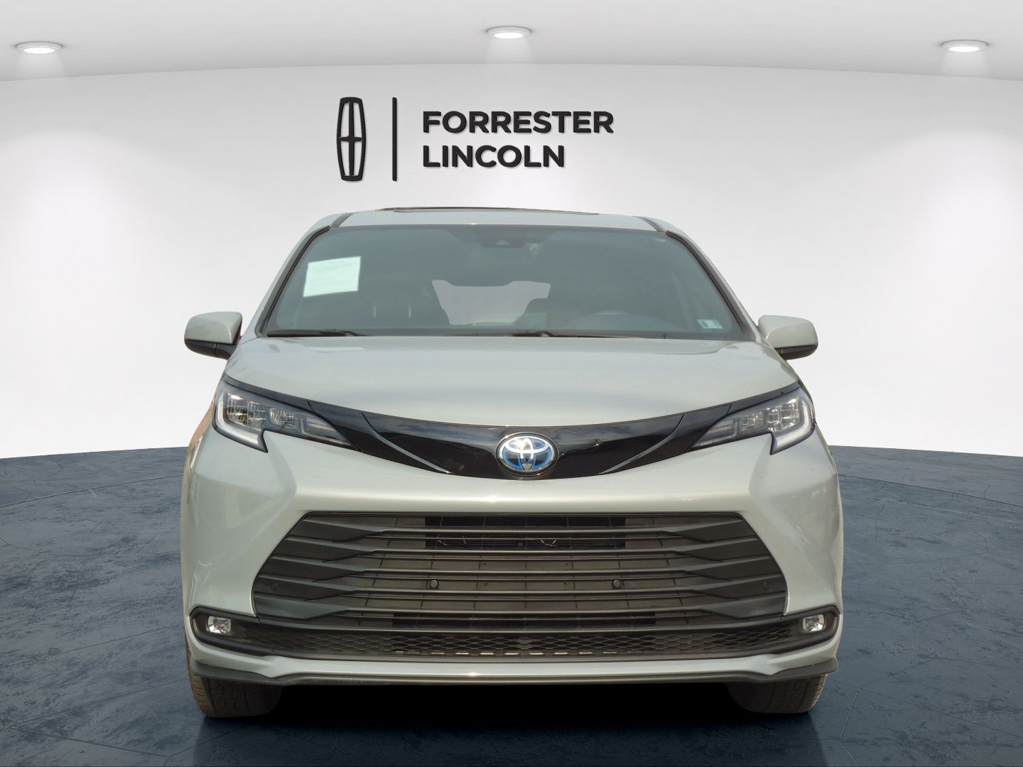 Used 2025 Toyota Sienna XLE Woodland Edition AWD/4WD image 8