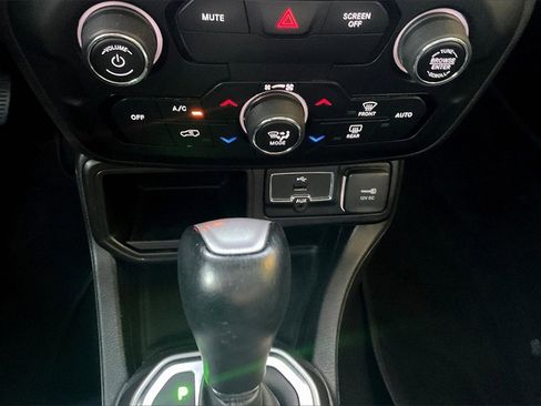 Used 2020 Jeep Renegade Limited image 30