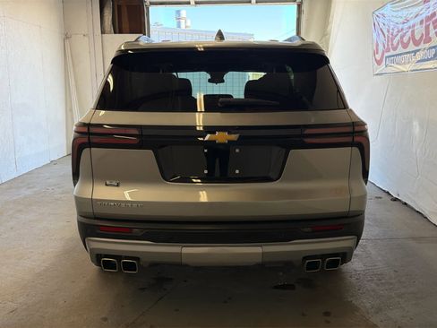 Used 2025 Chevrolet Traverse LT image 6