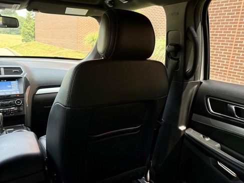 Used 2017 Ford Explorer XLT w/ Equipment Group 202A AWD/4WD image 31
