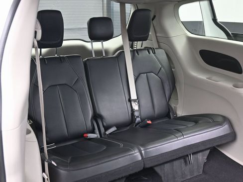 Used 2024 Chrysler Pacifica Touring-L image 31