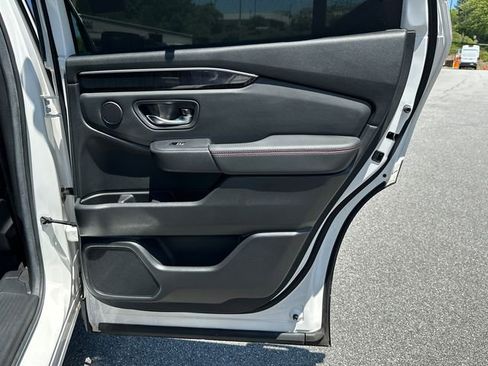 Used 2025 Honda Pilot Black Edition image 16