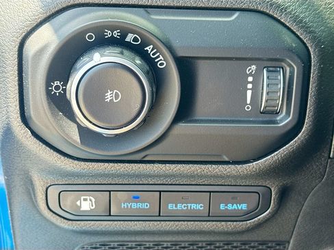 Used 2023 Jeep Wrangler Unlimited Sahara AWD/4WD image 11