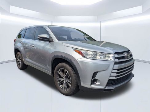 Used 2017 Toyota Highlander LE FWD image 24