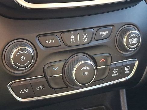 Used 2019 Jeep Cherokee Latitude Plus AWD/4WD image 13