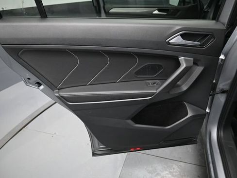 Used 2022 Volkswagen Tiguan SE w/ Panoramic Sunroof Package AWD/4WD image 31