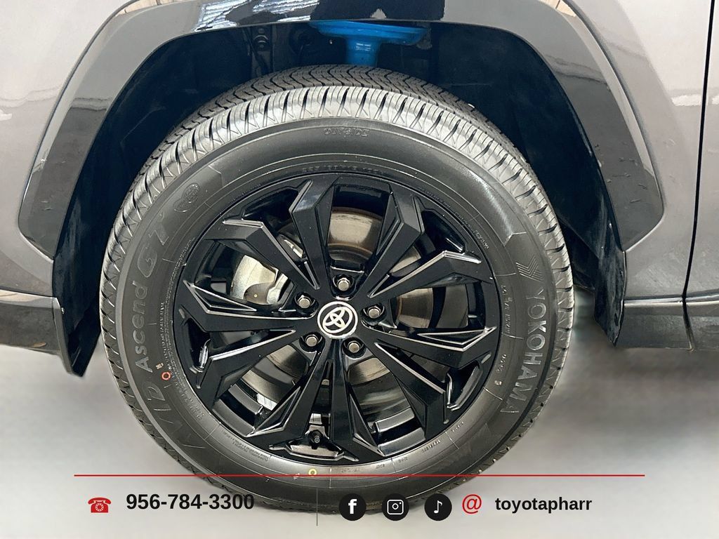 Used 2025 Toyota RAV4 XSE AWD/4WD image 30
