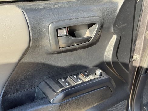 Used 2016 Toyota Tacoma SR w/ SR Convenience Package image 12