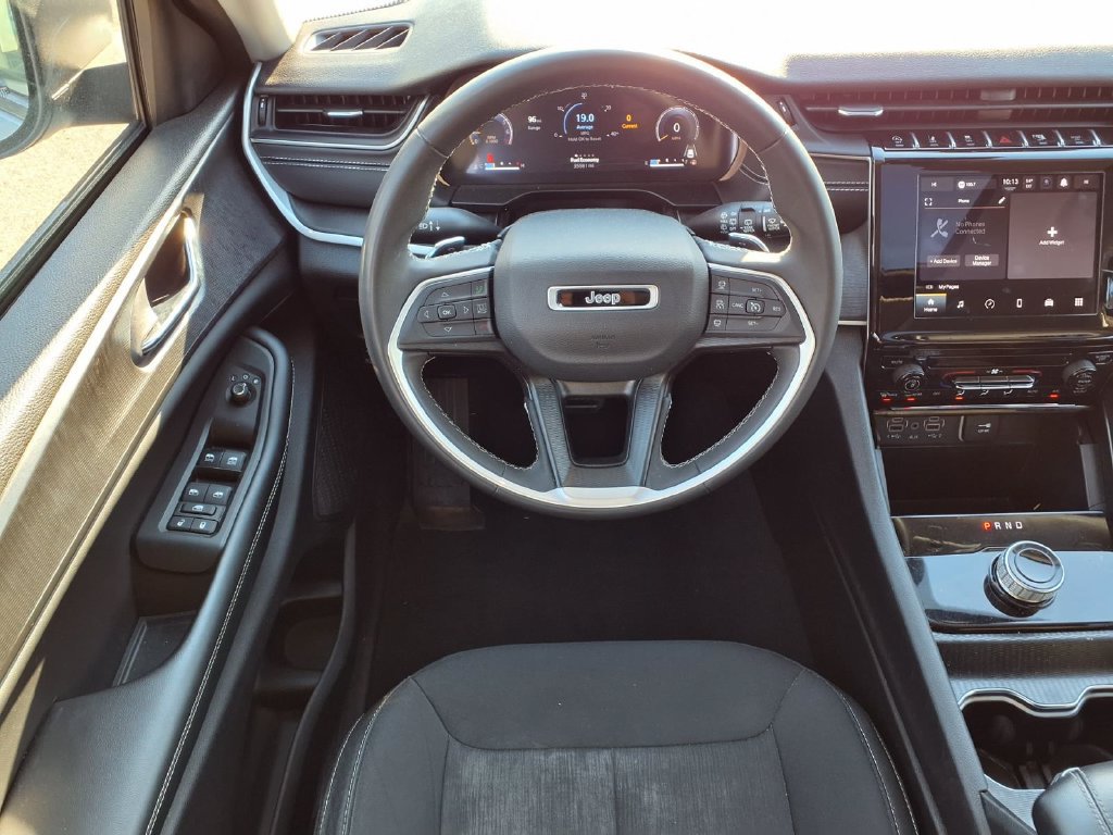 Used 2024 Jeep Grand Cherokee Laredo AWD/4WD image 17