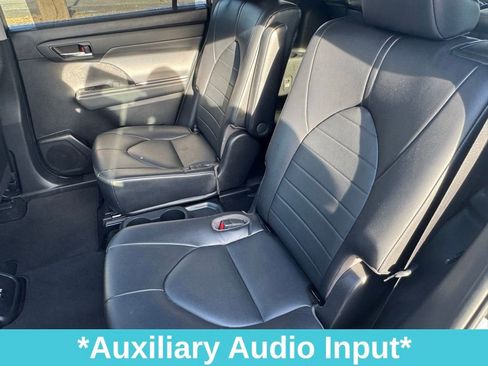 Used 2021 Toyota Highlander XLE image 19