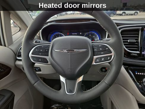 Used 2024 Chrysler Pacifica Limited image 20