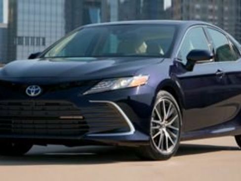 Used 2022 Toyota Camry SE image 2