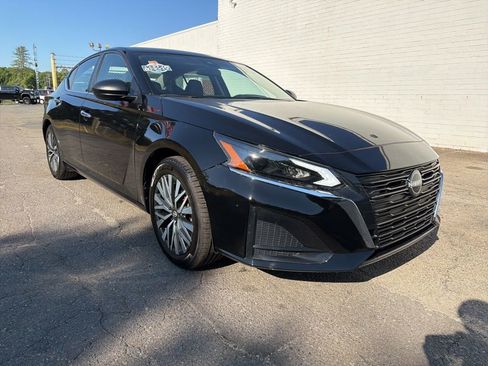 Used 2025 Nissan Altima 2.5 SV FWD image 8