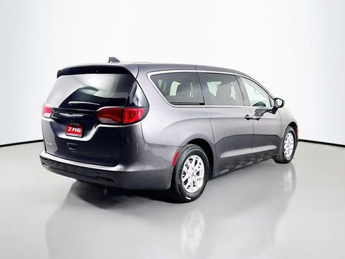 Used 2023 Chrysler Voyager LX FWD image 5