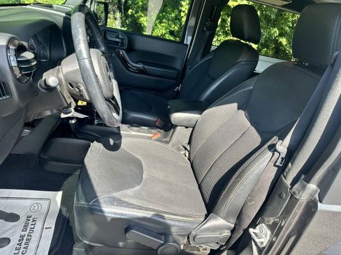 Used 2017 Jeep Wrangler Sahara AWD/4WD image 10