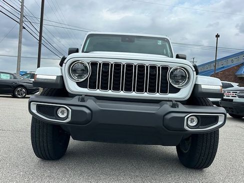 Used 2025 Jeep Wrangler Sahara AWD/4WD image 11