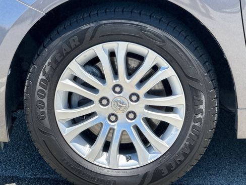 Used 2012 Toyota Sienna XLE FWD image 26