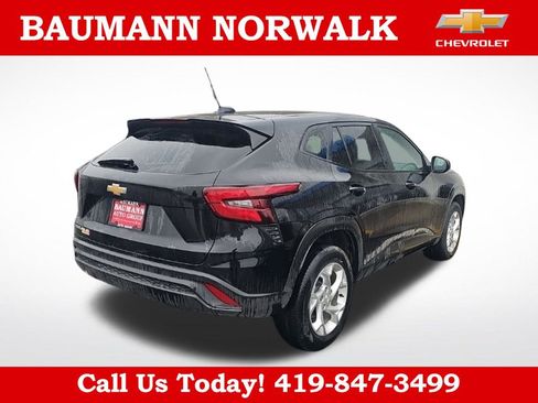 Used 2025 Chevrolet Trax LS w/ LS Convenience Package FWD image 5