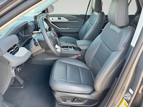 Used 2025 Ford Explorer Active w/ Active Comfort Package RWD image 11