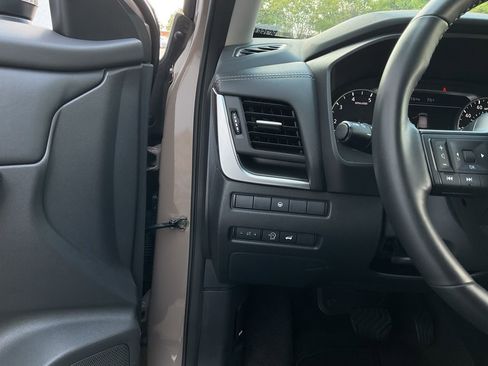 Used 2025 Nissan Rogue SV image 28