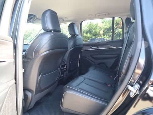 Used 2023 Jeep Grand Cherokee Limited w/ Black Appearance Package AWD/4WD image 22