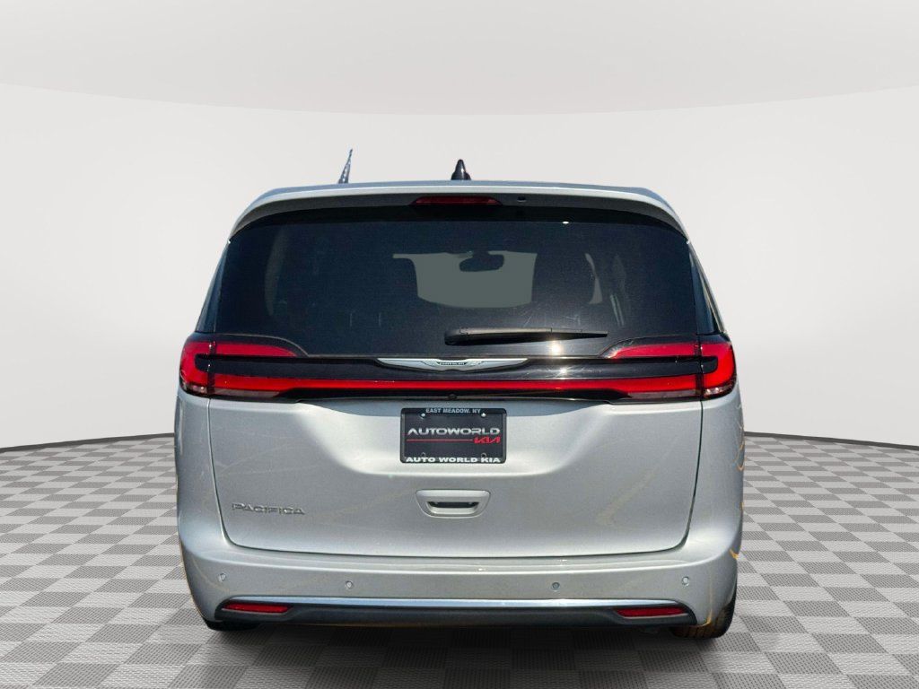 Used 2023 Chrysler Pacifica Touring-L FWD image 5