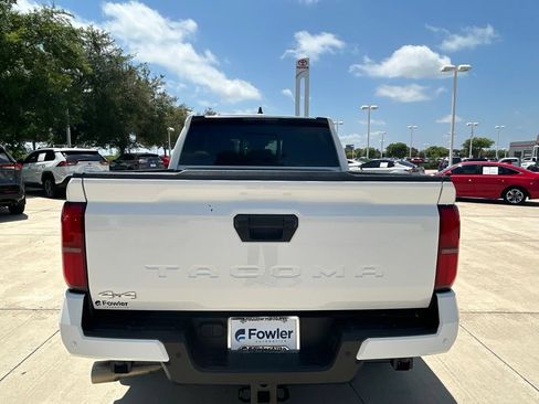 Used 2025 Toyota Tacoma SR5 AWD/4WD image 5