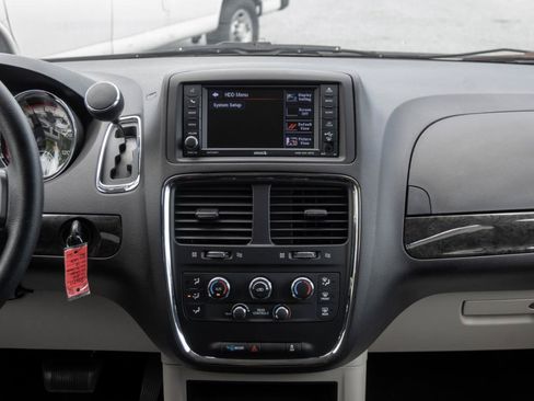 Used 2018 Dodge Grand Caravan SE w/ UConnect Hands-Free Group FWD image 28