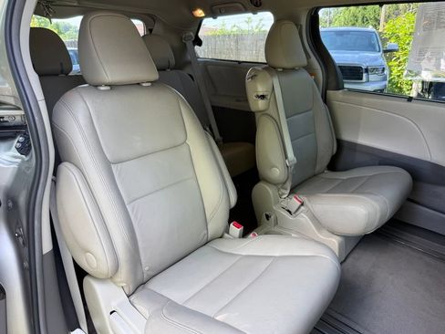 Used 2017 Toyota Sienna XLE FWD image 17