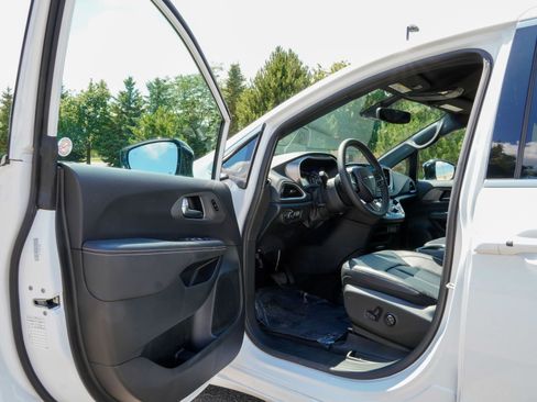Used 2025 Chrysler Pacifica Select FWD image 10