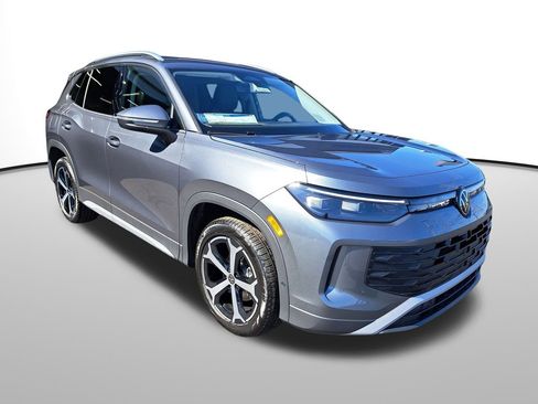 New 2025 Volkswagen Tiguan SE image 3