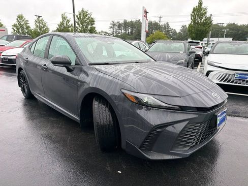 Used 2025 Toyota Camry SE w/ Convenience Package FWD image 3