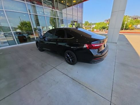 Used 2022 Volkswagen Jetta SE w/ Panoramic Sunroof Package FWD image 3