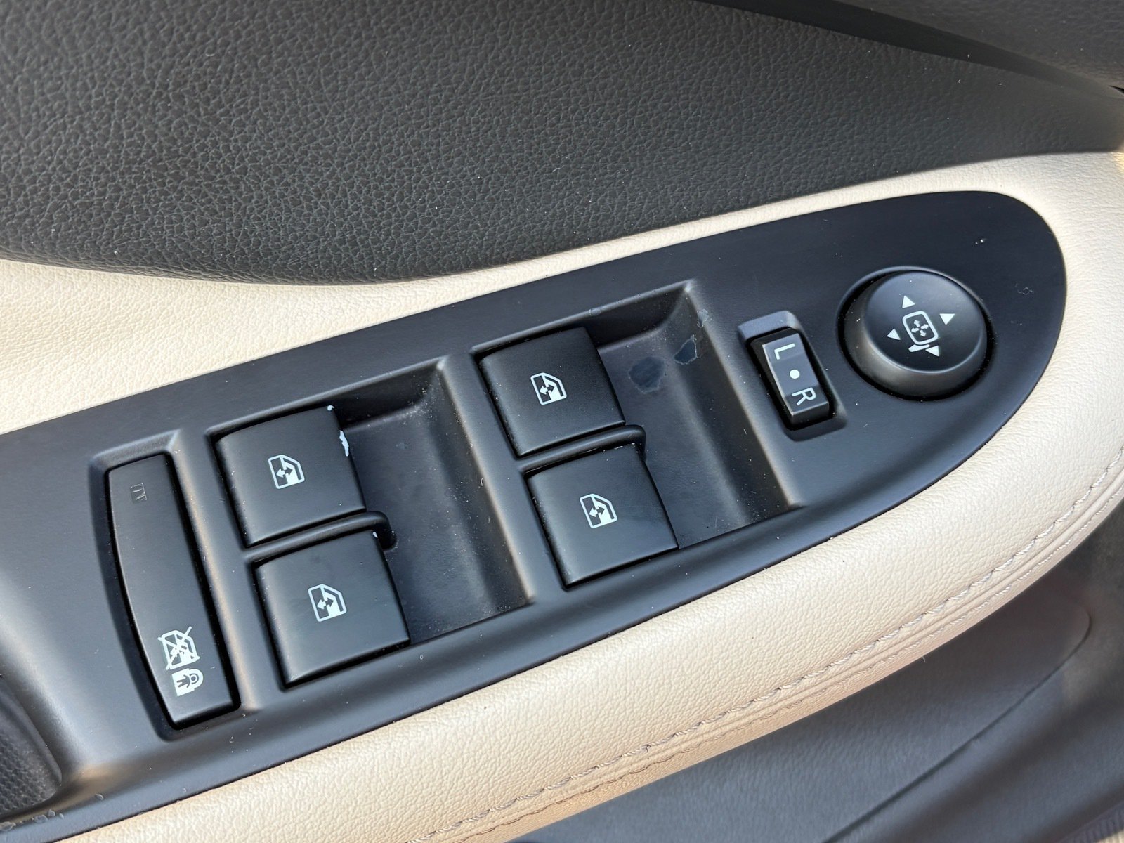 Used 2019 Buick Envision Premium AWD/4WD image 18