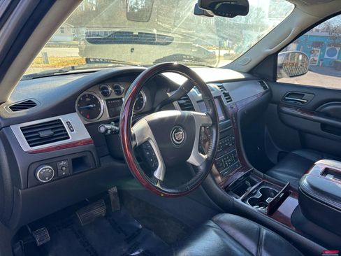 Used 2013 Cadillac Escalade Premium image 28
