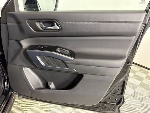 Used 2025 Nissan Pathfinder SL FWD image 15