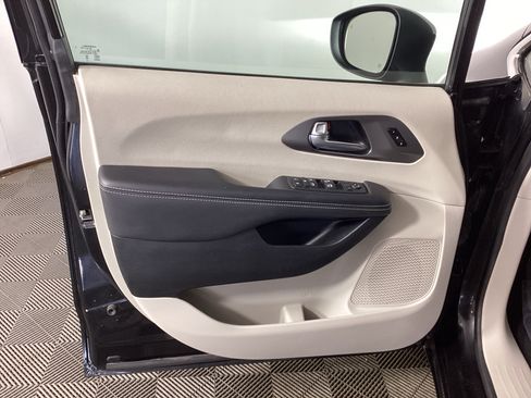 Used 2023 Chrysler Pacifica Touring-L FWD image 15