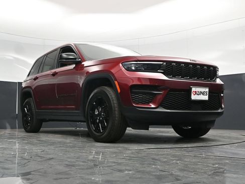 Used 2025 Jeep Grand Cherokee Altitude AWD/4WD image 53